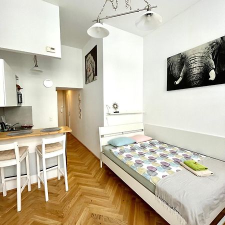 Centra And Simple To Reach Apartment Wina Bagian luar foto