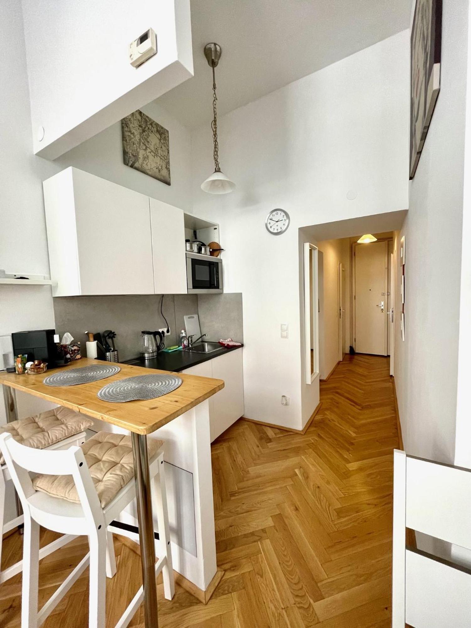 Centra And Simple To Reach Apartment Wina Bagian luar foto