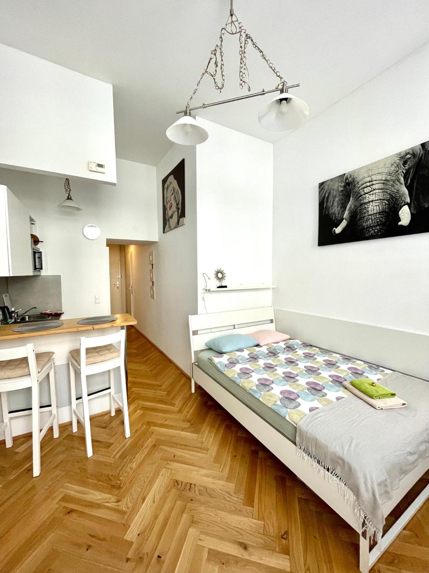 Centra And Simple To Reach Apartment Wina Bagian luar foto