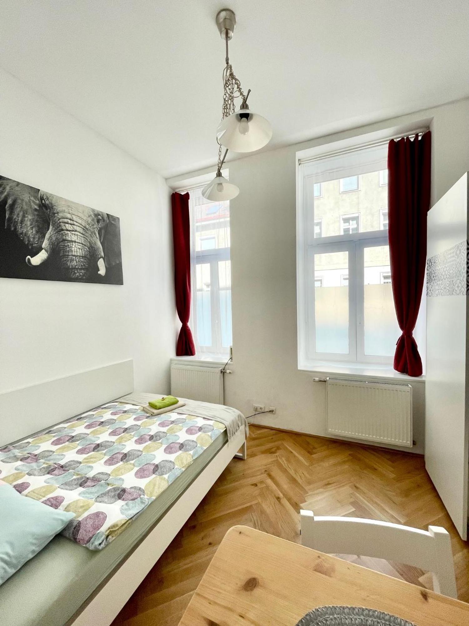 Centra And Simple To Reach Apartment Wina Bagian luar foto