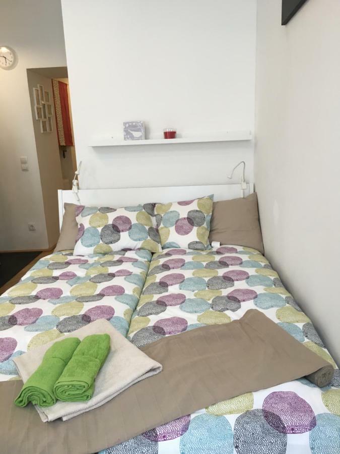 Centra And Simple To Reach Apartment Wina Bagian luar foto