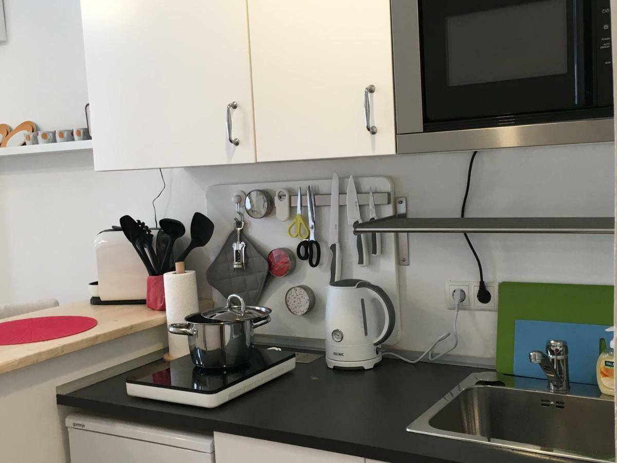 Centra And Simple To Reach Apartment Wina Bagian luar foto